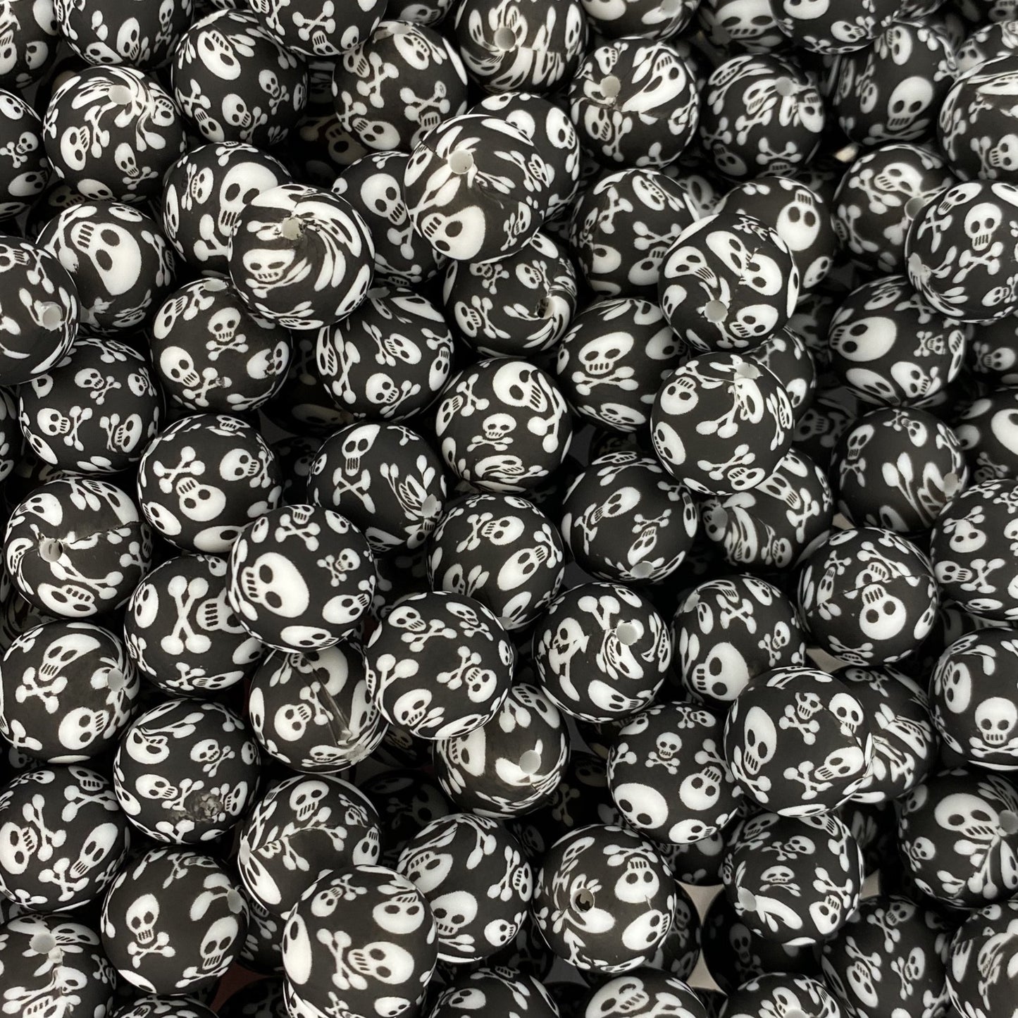 Perle de 15 mm imprimée tête de mort et os croisés