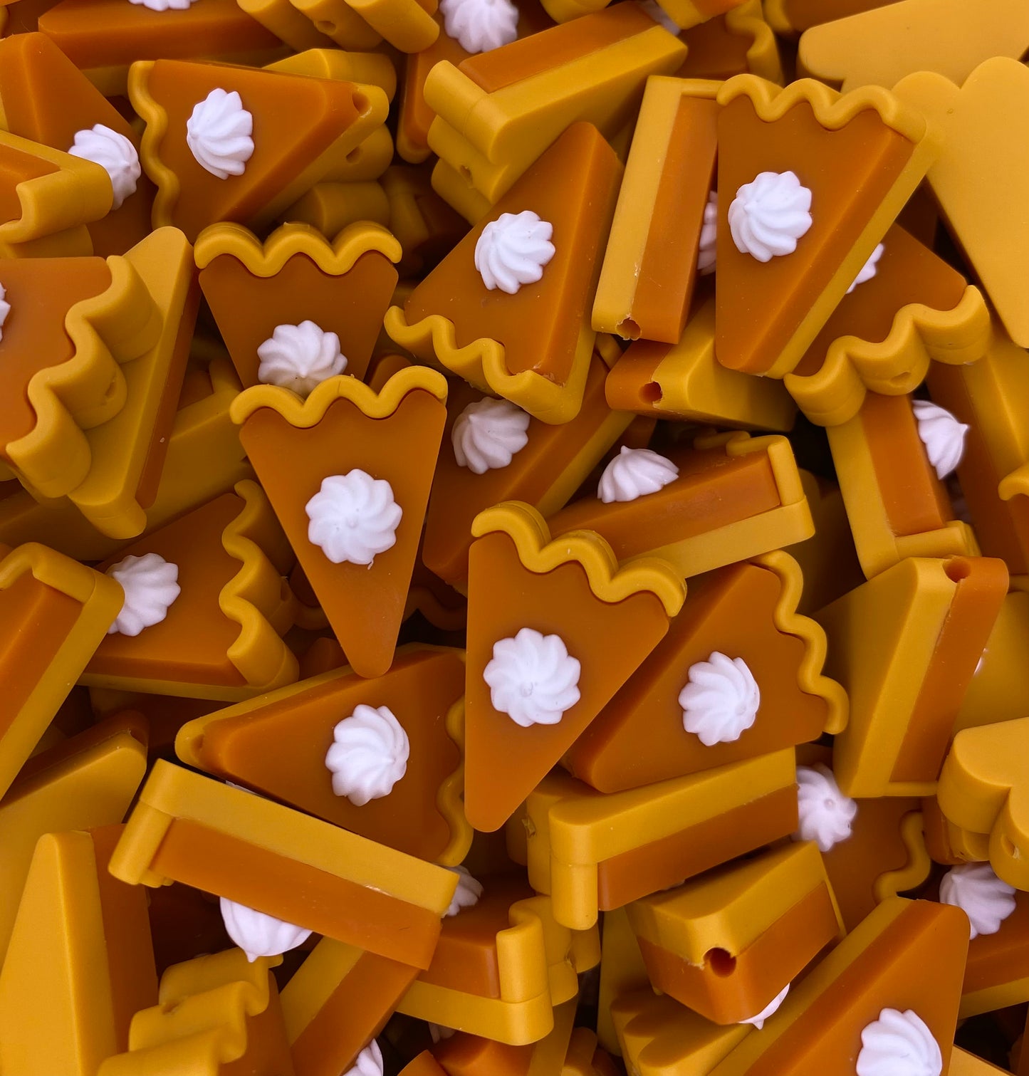 Création CTS : **NON SÉCURITAIRE POUR LA DENTATION** Perle focale tarte à la citrouille