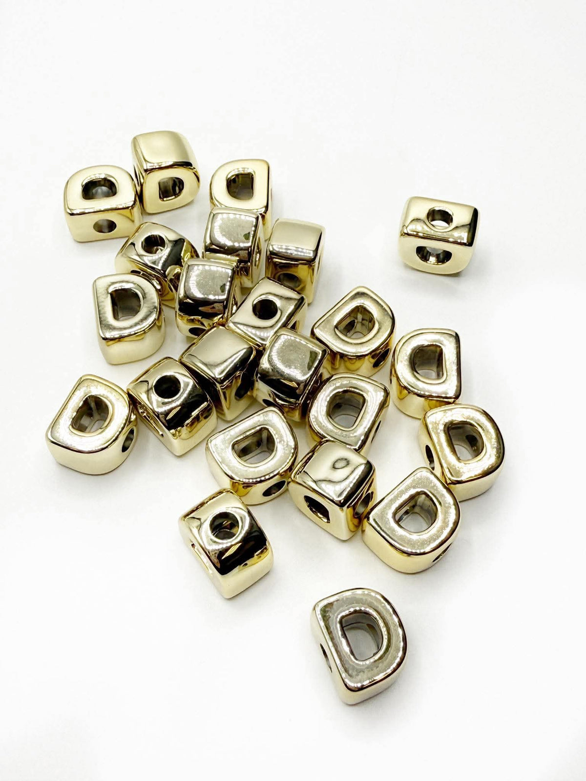 Perles de lettres blanches carrées horizontales de 12 mm 