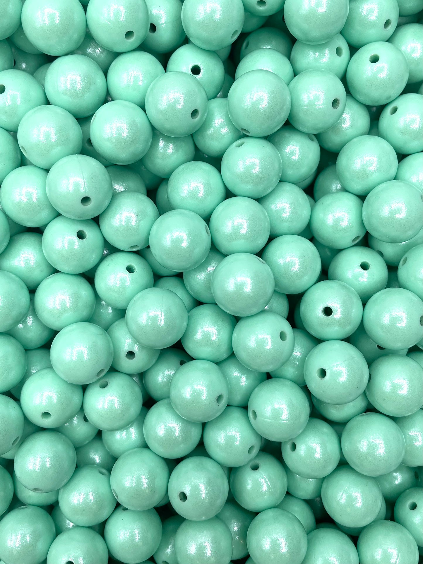 Perles menthe super chatoyantes de 15 mm